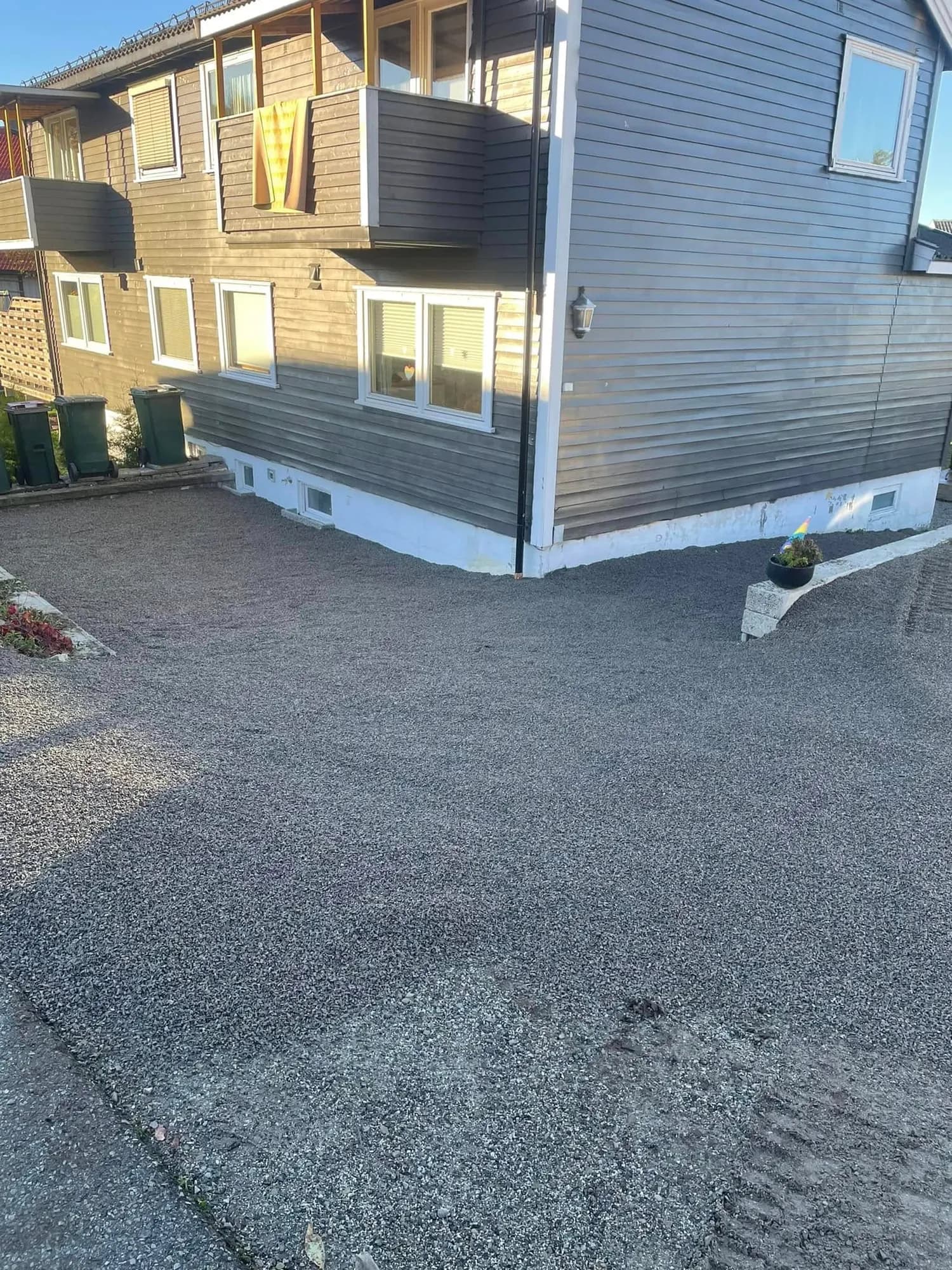 Ferdig planert grusplass langs husvegg