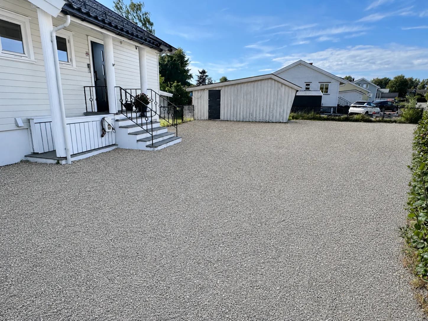 Ferdig grusinnkjørsel foran enebolig