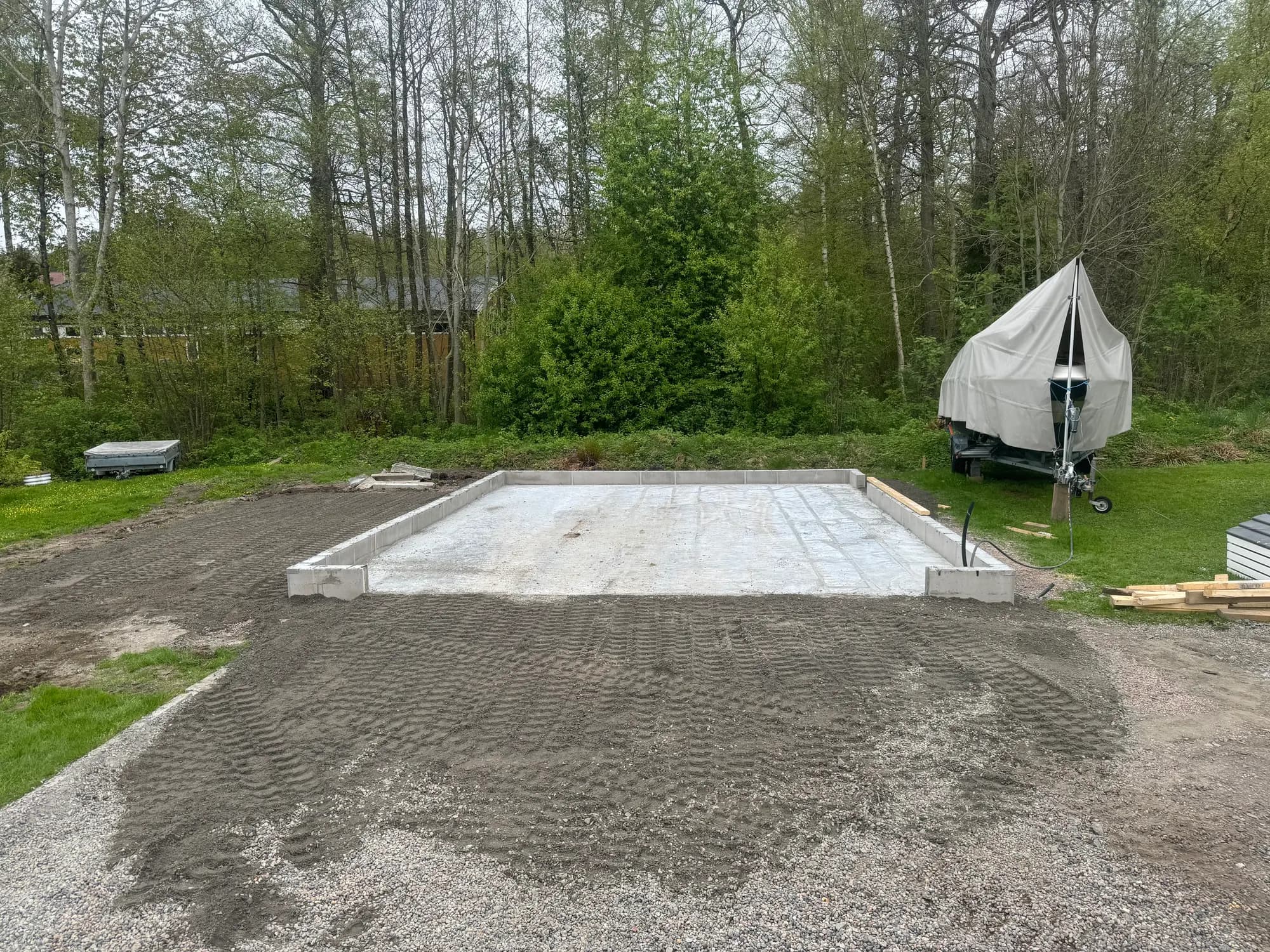 Ferdig støpt betongplate klar til videre bygging
